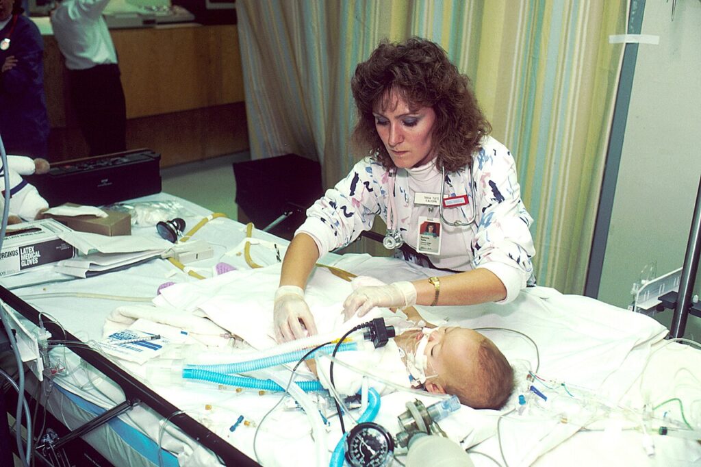 staff nurse jobs in the UK - ICU nurse