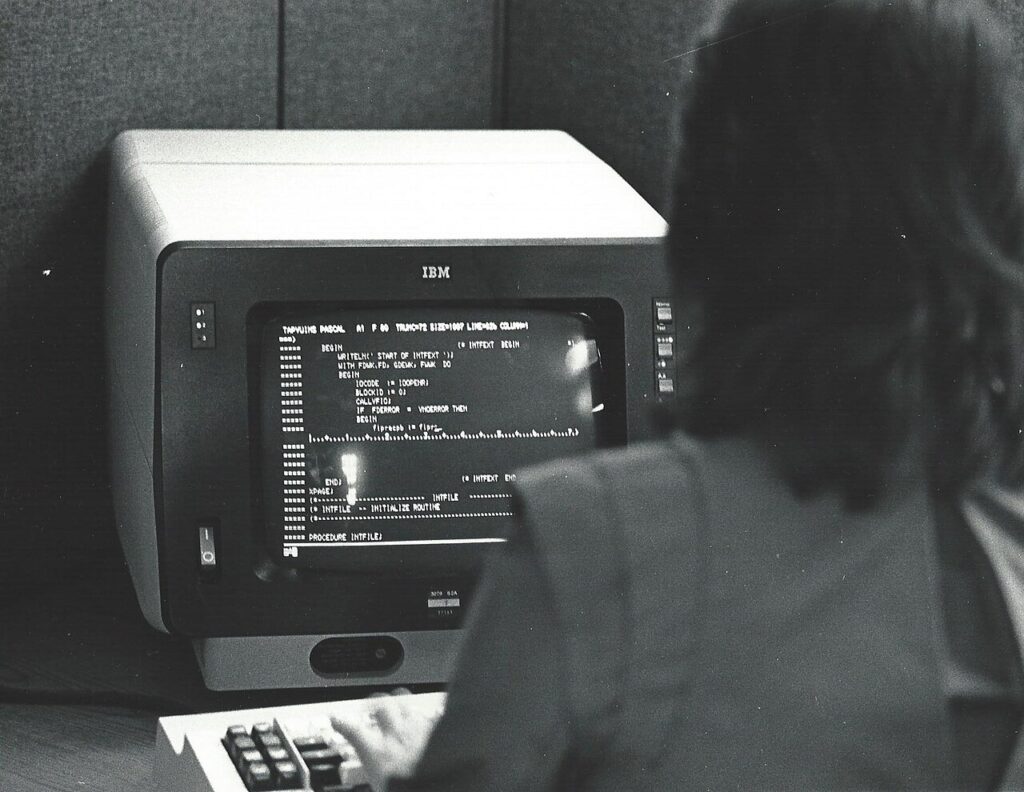 frontend software engineer jobs in san mateo usa - programmer at computer terminal