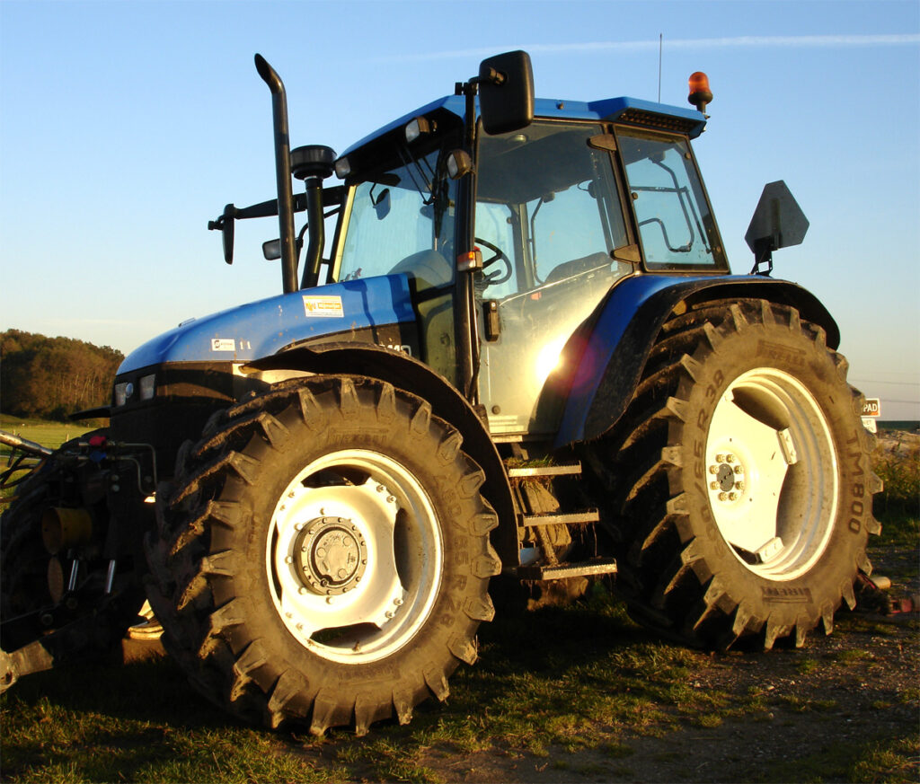 farm workers supervisor jobs in Stony Plain AB - modern farm tractor