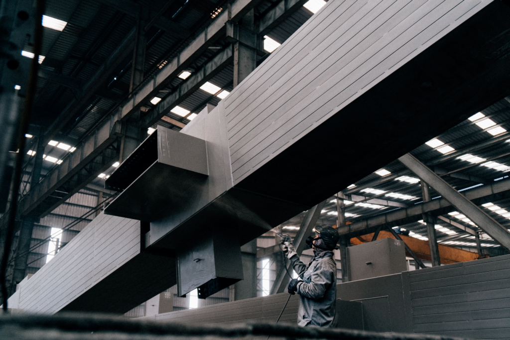 metal product spray painter jobs in Québec QC - worker spray painting metal structure