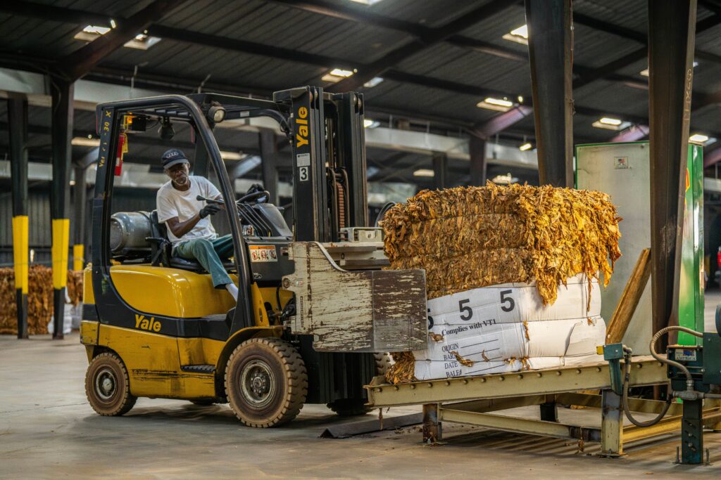 industrial truck operator jobs in Granby QC - forklift operator loading pallet