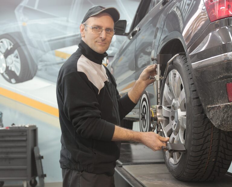 Auto Body Repairer at Centre de Collision C.R.D. Inc., Montréal QC (LMIA Requested)