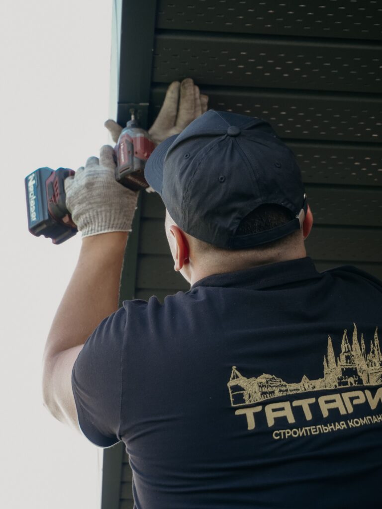siding installer jobs in Calgary - construction worker installing exterior siding