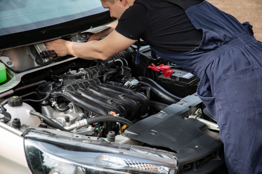 automobile mechanic jobs in Laval QC - mechanic working on car engine